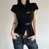 Top de Color Sólido Elegante de Manga Corta, Ajuste Delgado, Diseño con Hebilla Metálica en Cuello Alto Negro, Estilo Oscuro Gótico, Ceñido a la Cintura, Adelgazante, Nuevo Artículo