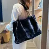 Bolsa Grande de Pelúcia Outono e Inverno 2021 Nova Bolsa Feminina Fashion Style Coreano Bolsa de Ombro Grande Capacidade Bolsa Tote Portátil com Corrente