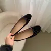Sapatos de salto único de veludo vintage estilo francês para mulheres, novo modelo 2024, sapatos delicados estilo vovó com bico quadrado e solas macias