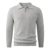 Suéter masculino de malha com meio botão estilo polo, uma peça de tricô moderna para homens jovens, oferecendo calor e um visual casual, perfeito como camada base