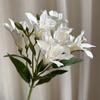 [Material de flor blanca] Arreglo floral de hortensia, rosa, flor de pasto escarchado con decoración de material de hoja de niebla de techo de pasto, flor de simulación para boda