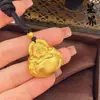 Tienda de Oro Mismo Estilo Arena Dorada Alta Retención de Color Colgante de Buda con el Carácter "Fu" y Cara Sonriente, Cadena de Suéter Tejida