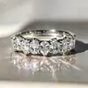 La banda de medio anillo de diamante en forma de pera dulce de Cao Shi con un diseño de arco de lágrima es un anillo brillante y versátil para el uso diario