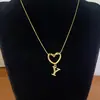 Collar de Acero de Titanio con Colgante de Corazón de Gama Alta y 26 Letras Inglesas para Mujer, Cadena para Clavícula con Apellido, Nicho de Lujo Ligero, Celebridad de Internet para Mejor Amiga