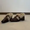 Coleção nova 2026 estilosa e moderna: sapatos femininos single, peludos e emagrecedores, com fivela de cinto, design de calçar, bico quadrado, salto grosso e adequados para o trabalho.