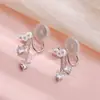 Brincos de Clipe com Franjas de Zircônia em Forma de Coração e Pérolas, Luxo Leve com um Toque de Sofisticação, Elegantes Brincos de Clipe Florais para Orelhas Não Perfuradas, Luxo Leve e Beleza Deslumbrante