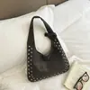 Bolsa Tote de Couro Macio com Rebites Estilo Locomotiva 2026 Outono Inverno Manual de Mão de Ombro Bolsa de Ombro Único Transversal Nicho para Deslocamento
