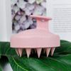 Venta al por mayor del fabricante Cepillo de champú de silicona de paja Maoji Garra de masaje para la cabeza Peine de masaje para la limpieza del cuero cabelludo en stock