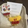 Lindo Colgante de Campana Despertadora de León de Peluche Llavero de Muñeca Festiva de Año Nuevo Accesorio Colgante para Bolso de Niña