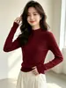 El nuevo suéter de punto con cuello medio de Andi Velvet para mujer es favorecedor, versátil y presenta un elegante diseño de botones, lo que lo convierte en un top básico moderno.