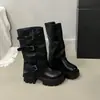 Botas Martin femininas de cano médio, novo estilo vintage britânico para outono e inverno, com aumento interno de altura, salto grosso e cano plissado