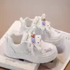 Tenis blancos para niños, zapatos para niñas, nueva colección primavera 2025, diseño de Cinnamoroll, para niñas y niños mayores, parte superior de piel, antideslizantes, zapatos deportivos casuales