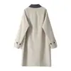 Trench coat de abotoamento duplo com gola de retalhos texturizados, moderno e artístico, corte solto, comprimento médio, nova coleção primavera e outono 2026 para mulheres
