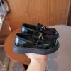 Zapatos pequeños de cuero para niños otoño nuevo mocasines para niñas suela blanda hebilla metálica estilo británico antideslizantes zapatos de una sola suela zapatos de rendimiento para mujer