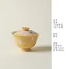 El gaiwan "Sancai" de loto rosa pintado a mano de Ino Kiyomatsu es un recipiente de cerámica para té de alto valor que no quema las manos al preparar té