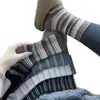 Calcetines de punto retro a rayas versátiles de caña alta para mujer de otoño e invierno, calcetines transpirables con bloques de color, calcetines de moda para mujer