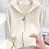 Cárdigan con capucha de punto trenzado gris estilo coreano con cremallera para mujer, otoño e invierno 2026, con un diseño elegante y casual, suave y acogedor