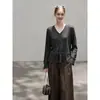 Fotos reales de la nueva colección de otoño 2026: Suéter tejido casual estilo francés, de corte holgado, con diseño calado, cordón ajustable, cuello en V y fruncido en la cintura para mujer