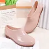 Botas de chuva impermeáveis de verão da moda para mulheres, sapatos aquáticos antiderrapantes, calçados externos de cano baixo com sola macia, sapatos rasos leves de malha para primavera-verão