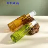 En stock Botella de vidrio redonda plana de hombro recto de 60 ml para base de maquillaje Bomba de presión dorada Botella para loción Botella para decantar cosméticos de suero