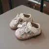 Zapatos dulces para niñas pequeñas de 1 a 3 años, nuevo modelo primavera/otoño, con detalles de lazo y flor, suela suave, versátiles zapatos de princesa