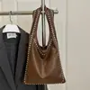 Moda Retrô Europeia e Americana de Comércio Exterior Transfronteiriço Bolsa de Ombro com Rebites para Axila Feminina 2025 Textura de Outono Bolsa Tote de Ombro para Motociclista