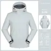 Ropa exterior funcional para otoño e invierno, impresa con el logo exterior de una pareja, chaqueta softshell gruesa con capucha, que ofrece tres capas de protección