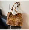 Bolsa Transfronteiriça de Camurça Feminina Grande Capacidade Nova Outono e Inverno 2025 Estampa de Leopardo Bolsa de Ombro para Compras Bolsa Tote de Alta Qualidade
