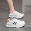 Sapatos Femininos de Verão Novos Sapatos de Malha Respirável Versão Coreana Ins Sapatos Esportivos de Solado Grosso Casuais Sapatos de Pai para Mulheres