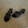 Tu Encanto Elegante se Muestra con Tus Zapatos Slip-On Toe-Toe en Colores Café y Caqui, Talla Adulto, con Punta Cerrada y Disponibles en Piel Sintética