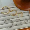 Pendientes Minimalistas Geométricos en Forma de C con Diseño de Resorte, Estética de Diseño de Nicho, Estilo Francés Versátil, Sensación de Alta Gama, Pendientes Versátiles