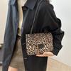 2024 Nova Moda Popular Texturizada Pequena Bolsa Quadrada Europeia e Americana Retrô Leopardo Bolsa de Ombro Corrente Bolsa Transversal Tendência