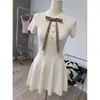 Vestido de punto con cuello de lazo estilo colegial británico para mujer, vestido corto blanco de verano de manga corta estilo dulce de chica rica