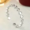 Anillo abierto minimalista liso serrado ondulado, anillo geométrico simple liso, joyería de lujo ligero en capas de alta gama