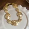 Colar Europeu e Americano Transfronteiriço de Metal Plissado Oval com Franjas, Luxo Leve, Corrente de Clavícula de Alta Qualidade, Joia Única e Exagerada para Mulheres
