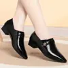 Zapatos de tacón grueso con punta elegante de charol de corte profundo para mujer, con hebilla metálica decorativa, suela suave cómoda, zapatos para ir al trabajo, color negro