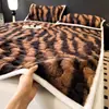 Colcha gruesa de pelo de conejo para invierno, colcha acolchada estilo tatami retro y juego de sábanas con forro polar (conjunto de tres piezas)