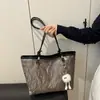 Colgante Casual de Viajero para el Hombro Único Textura de Color Puro Otoño Temprano 2025 Nueva Moda Bolso Tote de Gran Capacidad para Mujeres