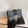 Bolsa Transversal de Grande Capacidade Acessível de Luxo Outono e Inverno 2025 Nova Bolsa de Ombro com Corrente de Alta Qualidade Capa Bolsa Quadrada Pequena Bolsa de Ombro Bordada