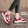 YB2F28 Novos Tênis Brancos Respiráveis Coleção Primavera e Outono Resistentes ao Desgaste Casuais Sola Fina Aumentada Estilo Coreano Tênis de Lona Tendência Universitária