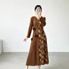 Vestido de alta calidad con un toque de lujo ligero y sofisticación, con cuello en V, mangas largas, detalles florales tridimensionales, un diseño que ciñe la cintura con un cinturón y un efecto adelgazante, de longitud media estilo Issey Miyake