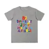Camiseta Chic Divertida com Letra Graffiti Feminina Verão Ombro Direito Solta Casual Manga Curta Design Algodão Puro Gola Redonda Top