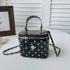 Versión coreana 2026 nuevo elegante bolso de hombro cruzado de moda con lunares y cadena inspirado en Chanel, bolso tipo caja simple versátil