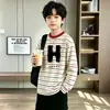 Camiseta de manga larga a rayas de retazos de algodón puro para niños 2026 primavera y otoño casual versátil camiseta base para niños y niños mayores moderna