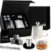 Frasco de aço inoxidável, conjunto de pedras de gelo para uísque e copos gravados - um conjunto completo de utensílios de bar em uma caixa de presente, perfeito para presentear empresas
