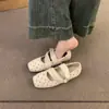 Colección Otoño 2026: Zapatos planos Mary Jane de punta cuadrada, adornados con pedrería y lunares, con empeine bajo, estilo francés y un tacón de cuña oculto