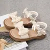 Sandalias abiertas de perlas estilo Chanel para niños 2026 verano nuevo versión coreana mariposa pequeña zapatos de moda princesa para niñas