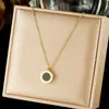 Colar Pingente Redondo Dupla Face Preto e Branco Cravejado de Diamantes para Mulheres, Corrente Clavícula Simples e de Alto Padrão com Pingente de Numerais Romanos em Aço Inoxidável Banhado a Ouro