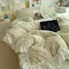 Juego de cuatro piezas de terciopelo de leche bordado estilo francés de grado A, con funda nórdica y sábana de franela de doble cara, y ropa de cama de forro polar de coral