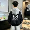 Chaqueta con capucha de dos piezas de imitación para niños, primavera y otoño, elegante y genial, nuevo modelo 2026, chaqueta de béisbol estilo coreano para niños mayores, moda urbana de moda para primavera